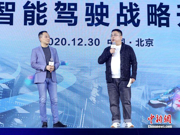 长城汽车轮值总裁孟祥军(右)与著名电影制片人张苗(左)