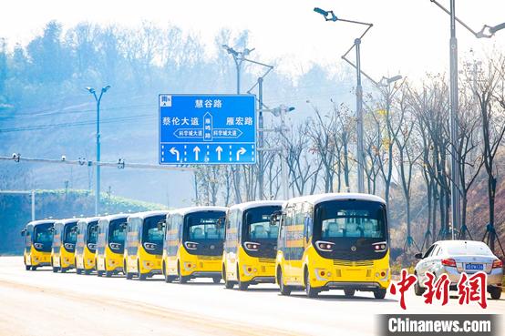 蘑菇车联车路云一体化的自动驾驶车队开进衡阳主干道。供图