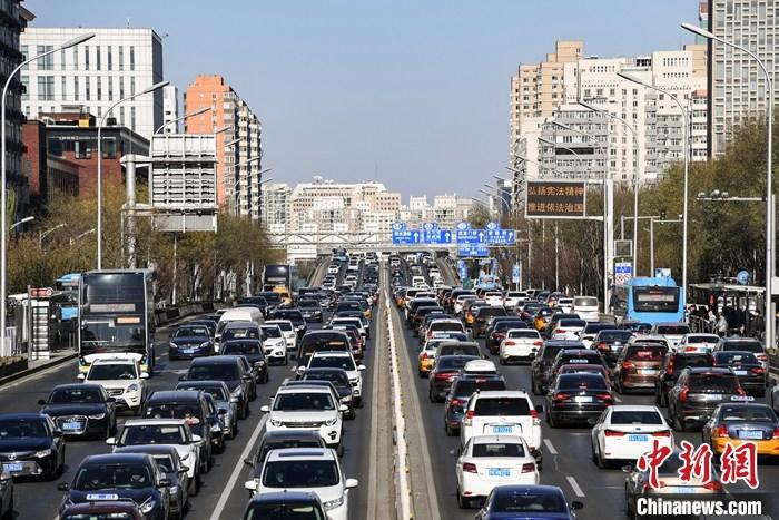 12月7日，汽车行驶在北京西二环路上。当天，北京市向社会公布修订后的《北京市小客车数量调控暂行规定》和《〈北京市小客车数量调控暂行规定〉实施细则》。该新政将于2021年1月1日起正式实施。
/p中新社记者 田雨昊 摄